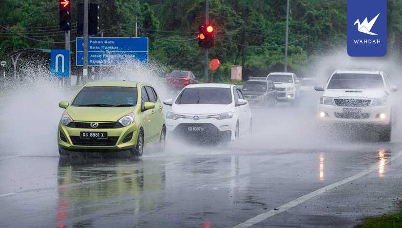 Cara Aman Bawa Mobil di Jalan Saat Hujan Lebat